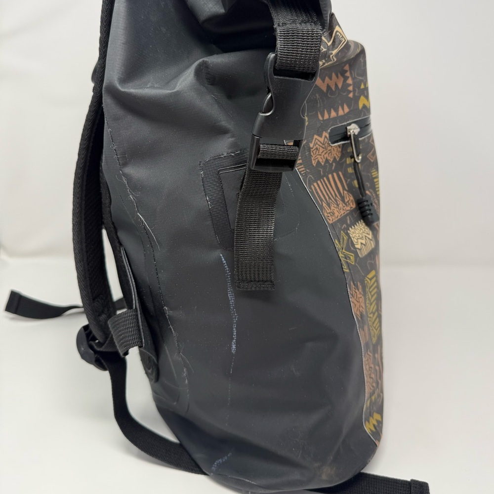 Local Motion Hawai’i Black and Brown Patterned Waterproof Bag - Picture 8 of 15